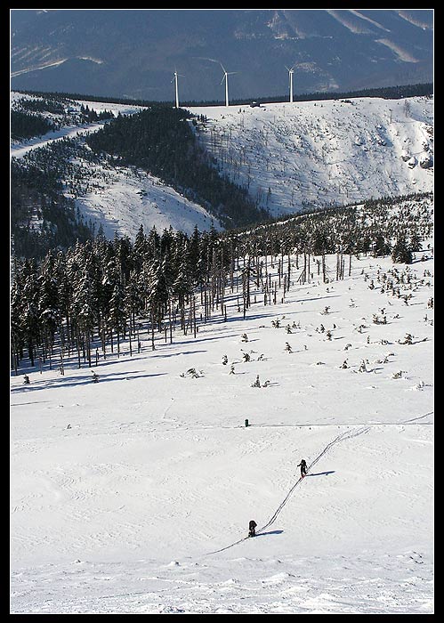 A přece se ne/točí...
