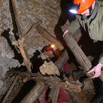 Odvážný podzemní explorer zavalen starou výdřevou