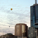 ranní start balónů v Melbourne
