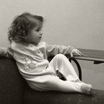 Karolína na sofa