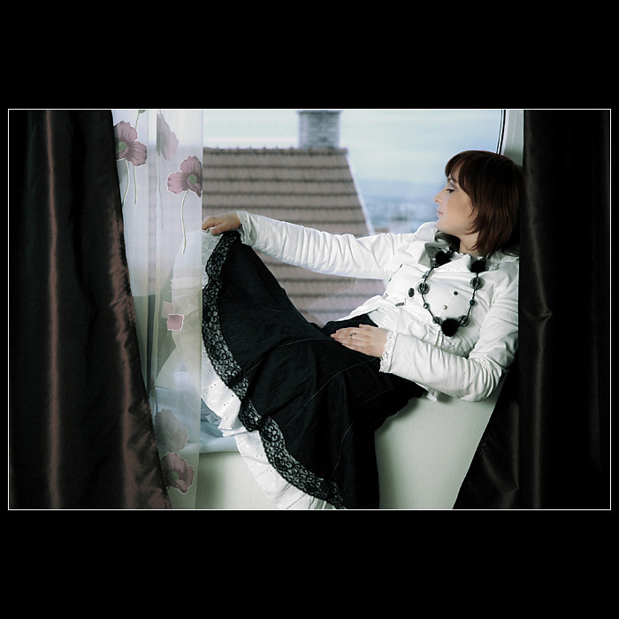 Do okienka pozerala...