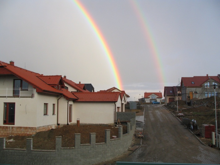 Duha nad domy
