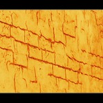 Budova uprostred mesta, z jejiz zdi tryska magie