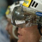 Soustředěný Radek Duda na střídačce