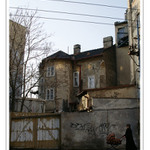 Kráča prázdnou ulicou...