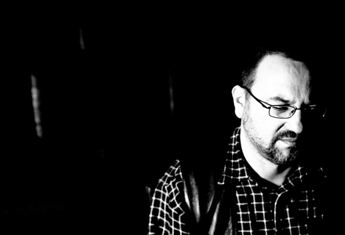 Mirek sedící dumající