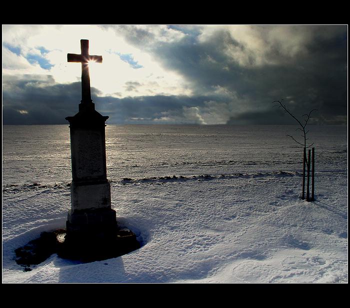 ...kříž u rozcestí...