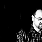 Mirek sedící dumající