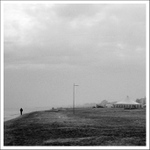 Osamělost cirkusového zřízence na břehu moře