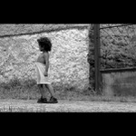 U lavice dítě stálo...