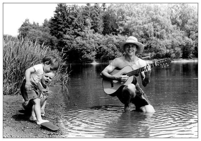 neznámý muž s kytarou