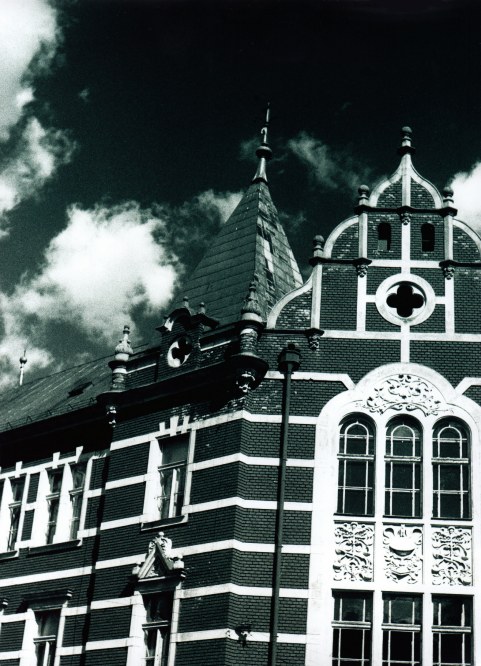 Tehlová budova (architektúra BB)