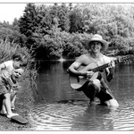 neznámý muž s kytarou