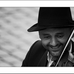 hudba je môj život.. som šťastný keď hrám.. smutný, keď som sám..