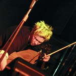 Muž s dobře utajenými houslemi