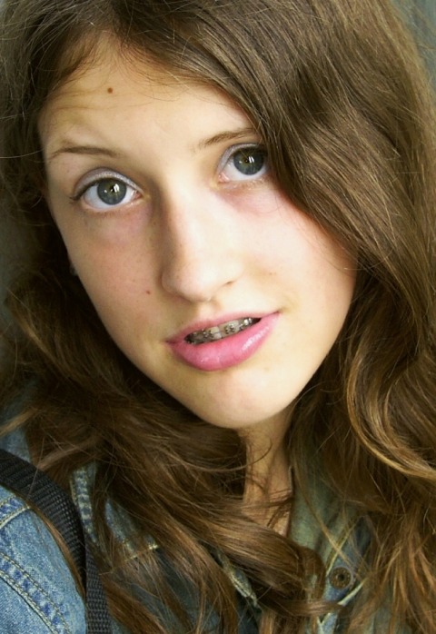 Tlačítko ve tmě nesvítící do obličeje zhrzeného lambádisty