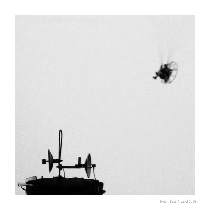 Pod křídlem (2/3) - ... a sakra ...