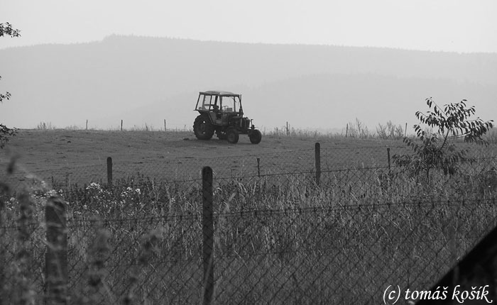 jede traktor jede zetor...