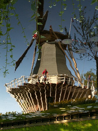 Holandsky mlyn -odraz na vodnej hladine