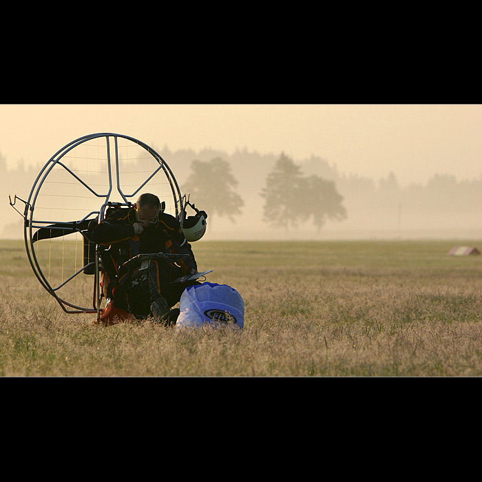 Muž slinící si prst...