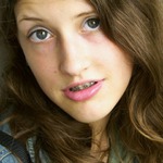 Tlačítko ve tmě nesvítící do obličeje zhrzeného lambádisty