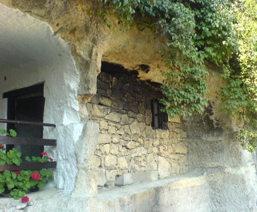 Brhlovce-domky vytesane do skaly.