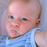 modroočko (co to maminka drží za zajímavou věc?)