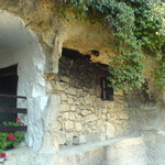 Brhlovce-domky vytesane do skaly.