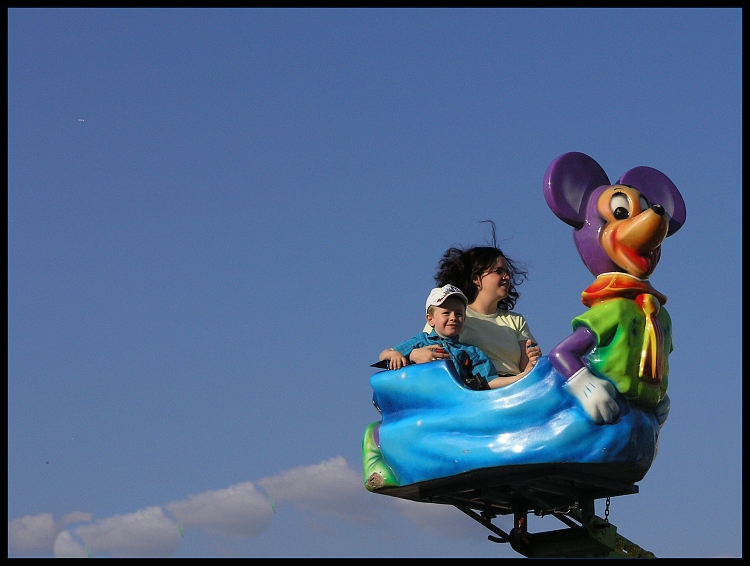 Na leteckom výlete, s vynechávajúcim motorom a sledovaní UFOm.