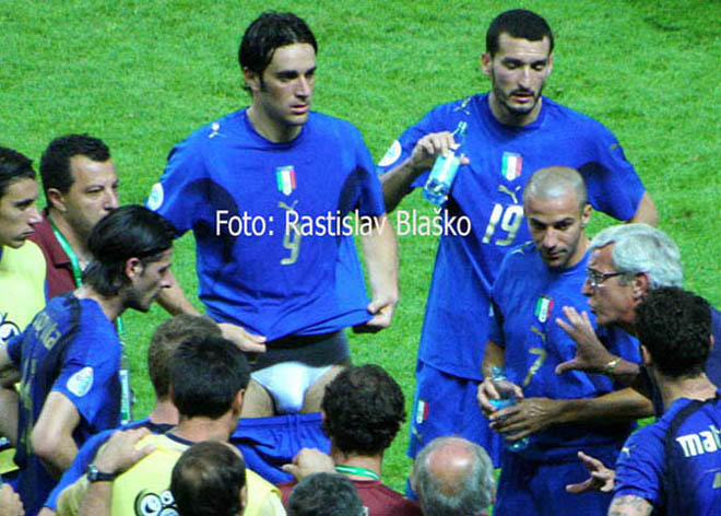 Luca Toni (9) - sa upravuje pred predĺžením finále MS vo futbale Taliansko - Francúzsko v Berlíne