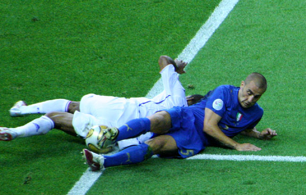 FINÁLE MS 2006 vo futbale - Taliansko - Francúzsko - aj taký je futbal - na zemi Fabio Cannavaro (modrý) a Florent Malouda