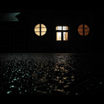 Vesnická stanice mžourající do sychravého rána