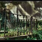 Opuštěný hrob a rozpadlé mříže