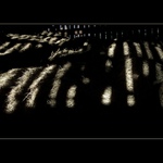 Oškliví, zlí bubáci uvěznění v seně za mřížemi stínů