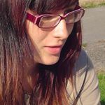 Zaujatá rozhovorem...