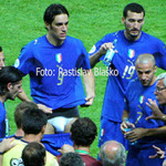 Luca Toni (9) - sa upravuje pred predĺžením finále MS vo futbale Taliansko - Francúzsko v Berlíne