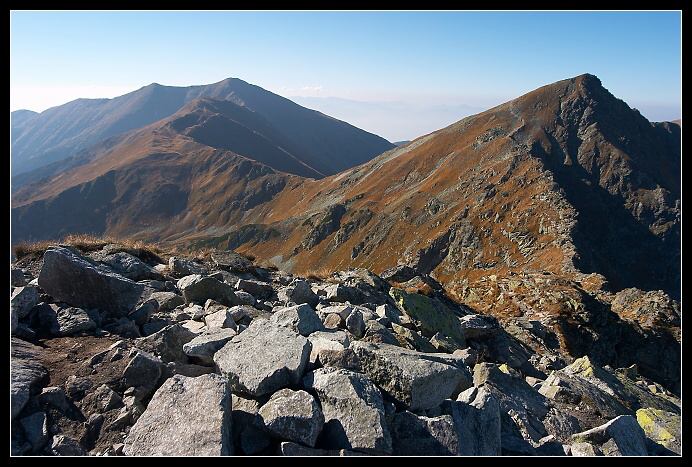 Včera na Ostrém roháči. Vpravo Plačtivé, vlevo vzadu Baraniec, další včerejší cíl.