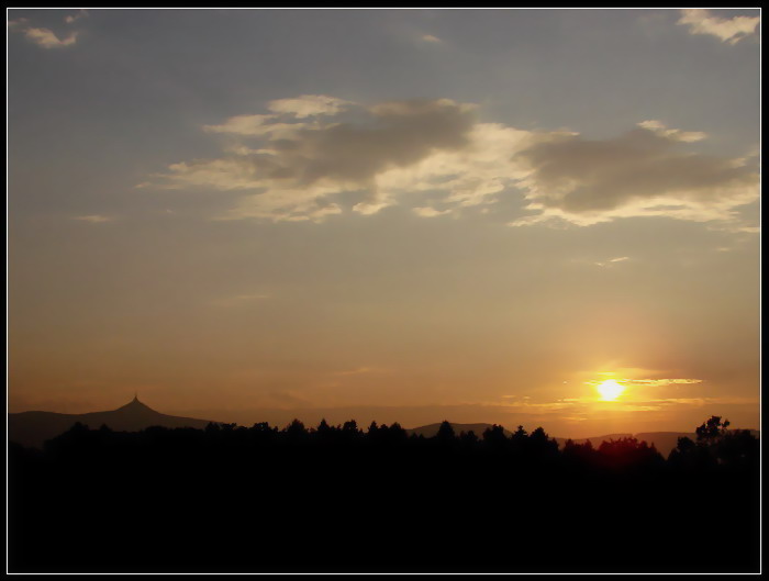 Z okna koukám na /\\_______o