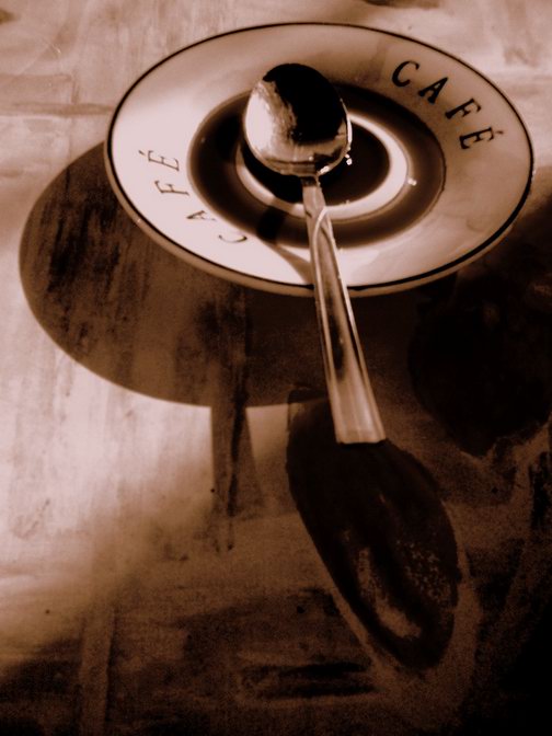 promnu si oči. bdím. a na kávové lžičce můj spánek po kapkách čeká, až vezmu jej. Krátce a blízce je.