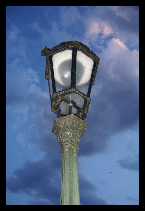 Pražšká lampa při setmění