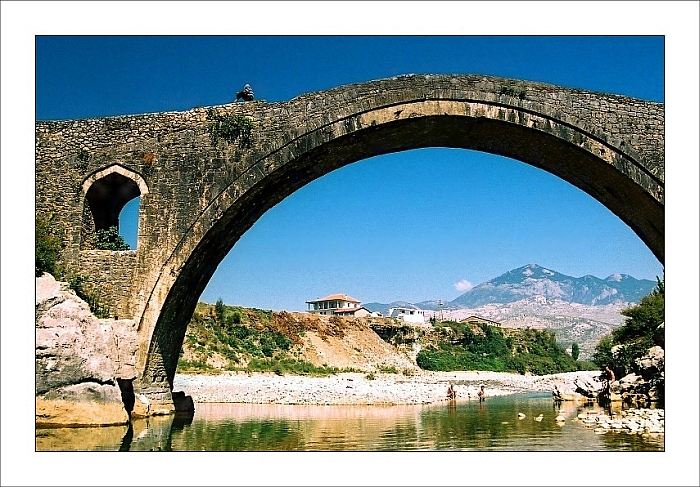 Albánie, Kamenný most v Mesi