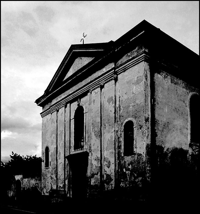 Z oprýskaného kostela........