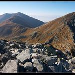 Včera na Ostrém roháči. Vpravo Plačtivé, vlevo vzadu Baraniec, další včerejší cíl.