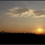 Z okna koukám na /\\_______o