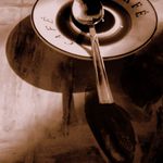 promnu si oči. bdím. a na kávové lžičce můj spánek po kapkách čeká, až vezmu jej. Krátce a blízce je.