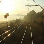 ...  je ráno, je ráno, nohama ...