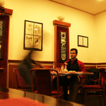 Rendez-vous je schůzka, na niž muž přichází s kyticí a žena se zpožděním