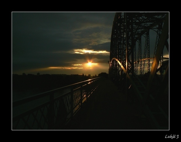 Konstrukce v záři slunce