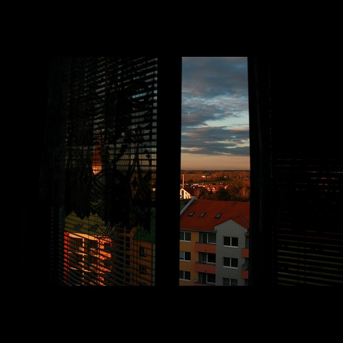cez okno...