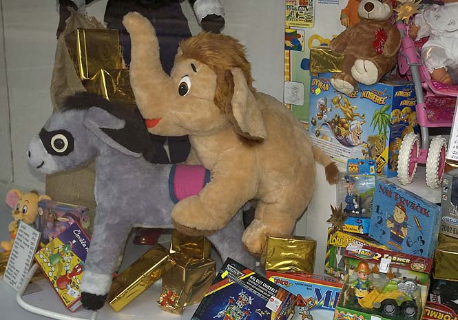 Keď sa hračky vo výklade nudia...;-)
